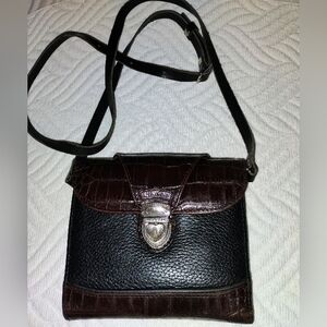 Vintage Brighton crossbody organizer It features a signature design